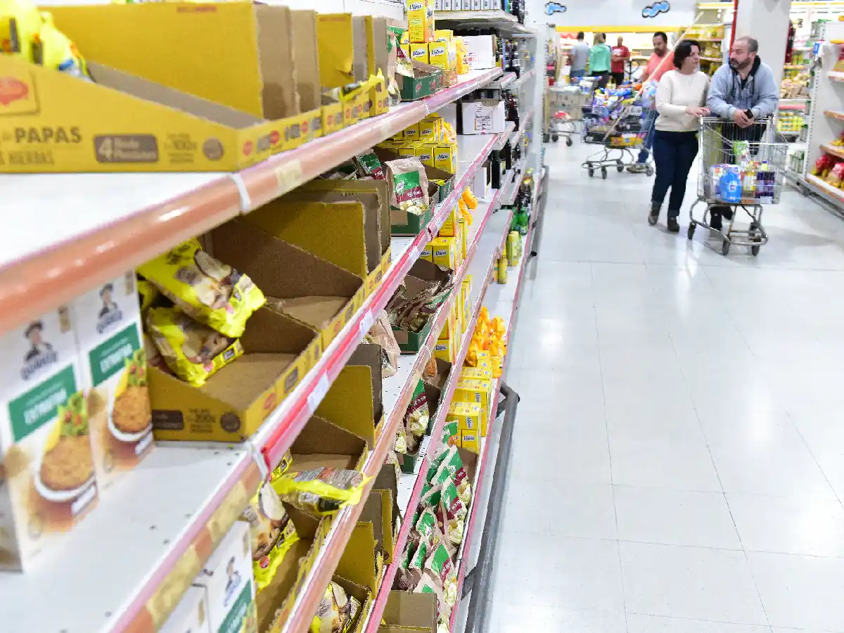 Desde este lunes los supermercados y otros comercios podrán abrir de 7 a 18 