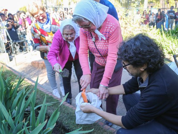Coqui López recogió tierra de Plaza de Mayo para un retrato de Hebe de Bonafini
