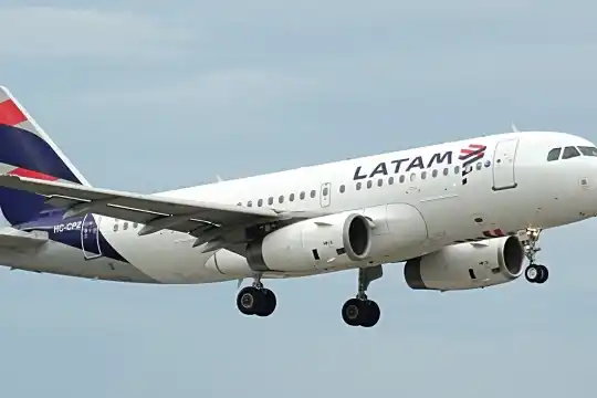 El Gobierno admitió que evalúa aumentar un impuesto para los viajes al exterior