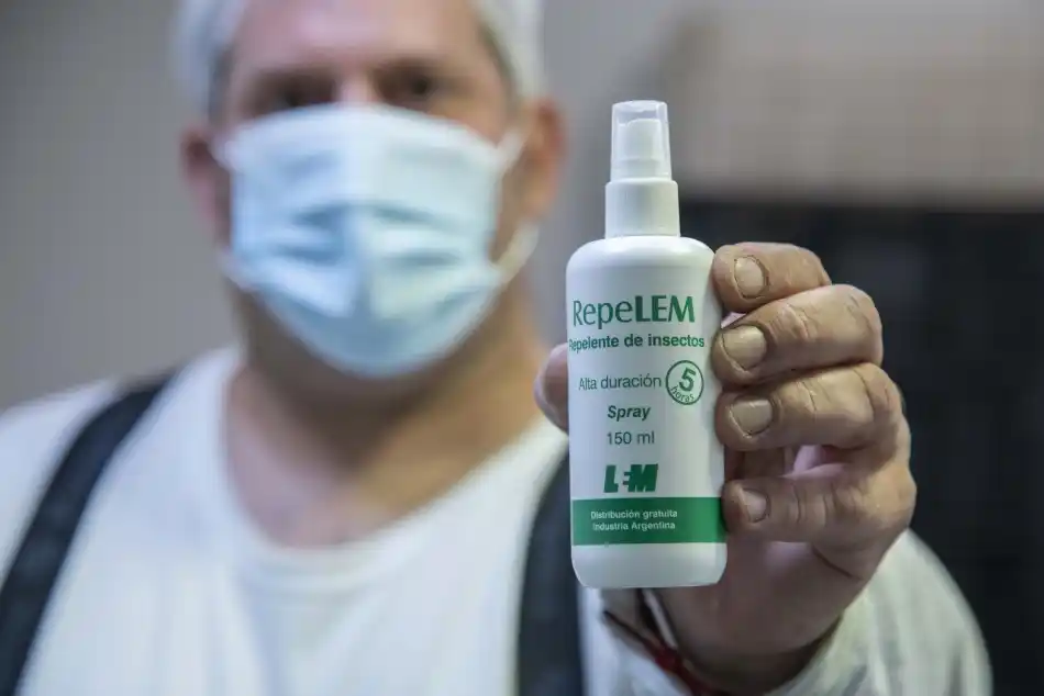El laboratorio de la Municipalidad reinició la producción de un repelente contra insectos