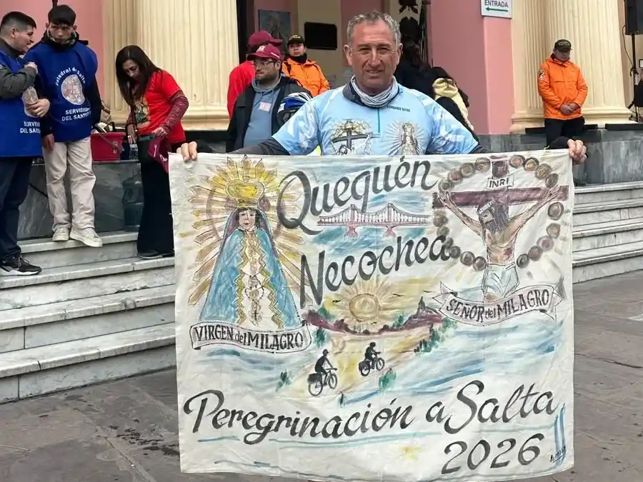 Objetivo. Cumplido para Fernando Dufau luego de llegar a la Catedral de Salta desde Necochea en Bicicleta