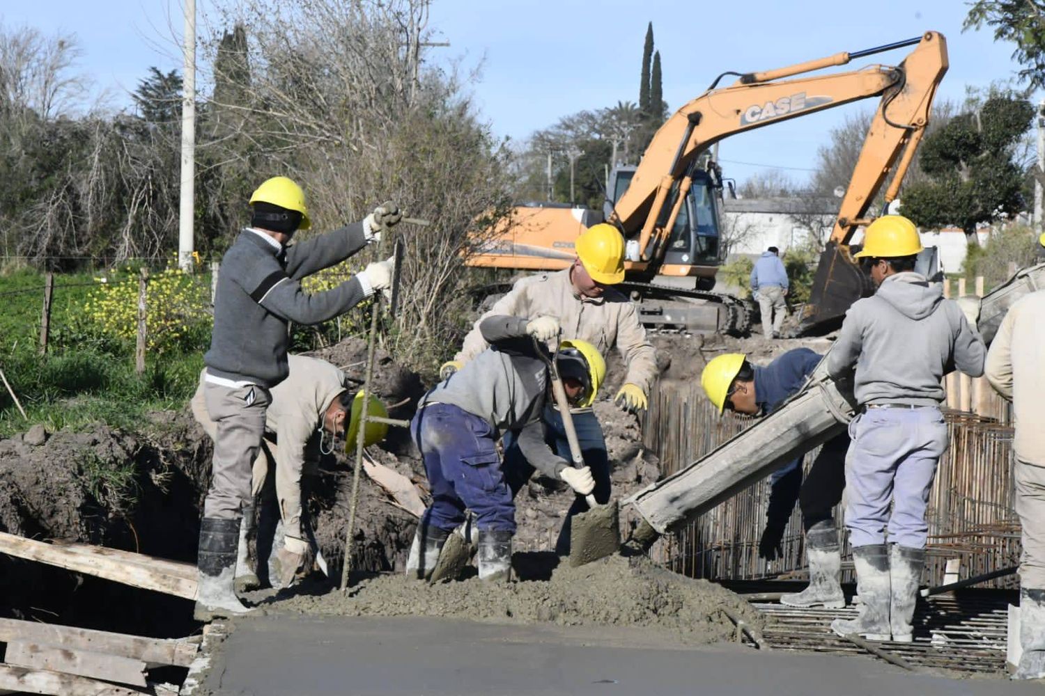 Operarios de la empresa Cuaranta trabajando a pleno en los desagues pluviales de la calle Hernandarias.