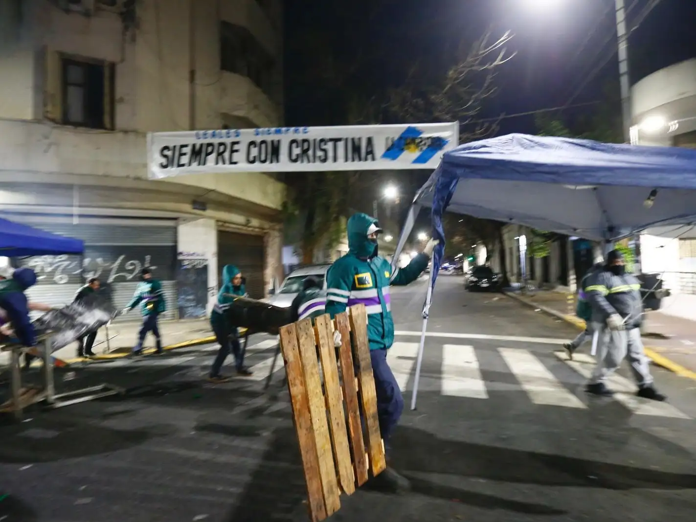 Afuera. La parrilla militante, ahora incautada.
