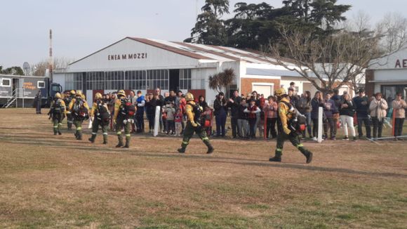 Día del Niño: Aplausos y emoción en la despedida de los brigadistas en el Aeroclub