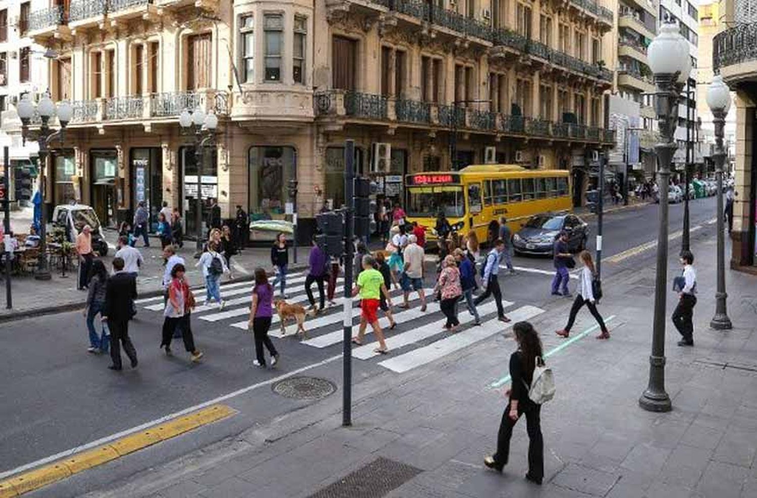 El Concejo busca habilitar que se estacione en ambas manos en Rosario