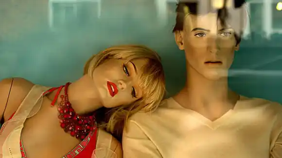 Ladrón se hizo pasar por maniquí para robar en un centro comercial