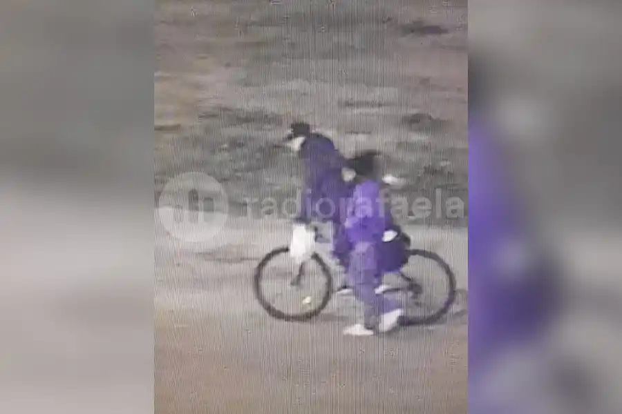 Se levantó al baño y, cuando volvió, se encontró con la ventana abierta y cuatro frazadas menos