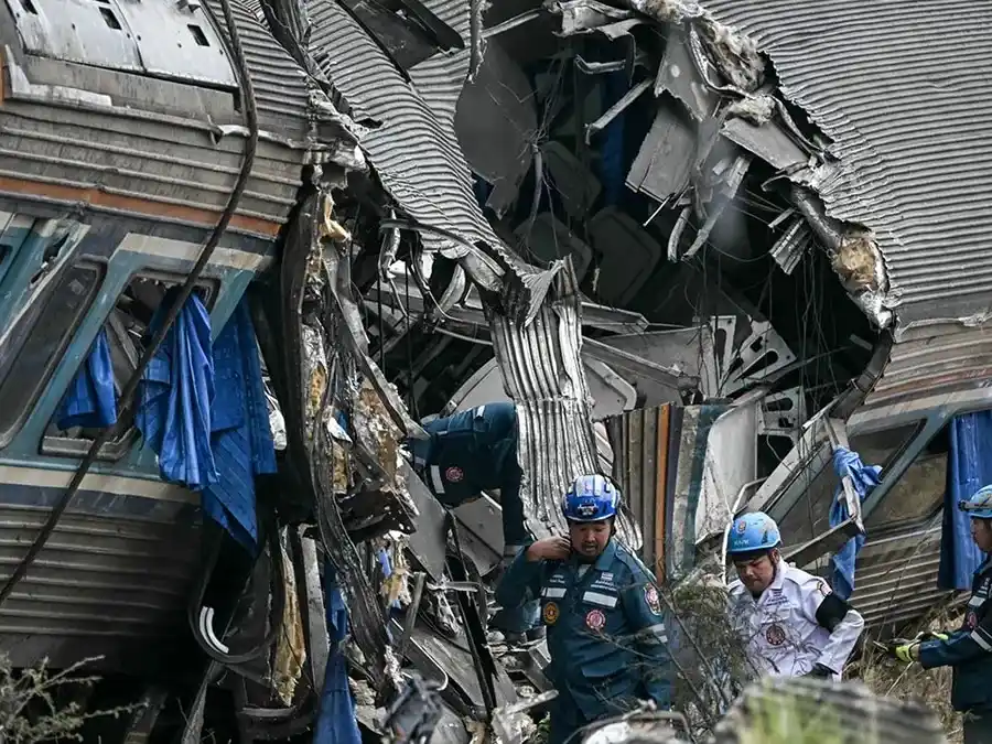Una grúa cayó sobre un tren en Tailandia y dejó al menos 30 muertos y 67 heridos