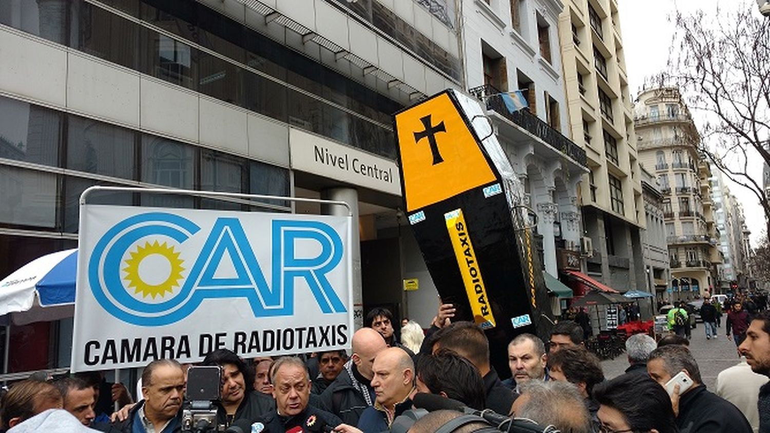 Radiotaxis de Buenos Aires realizan “ceremonia de funeral”