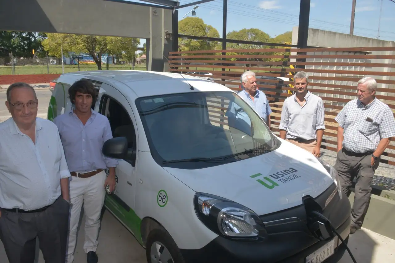 La Usina y el Municipio presentaron el primer auto eléctrico de la flota de la 
empresa y un cargador para uso público