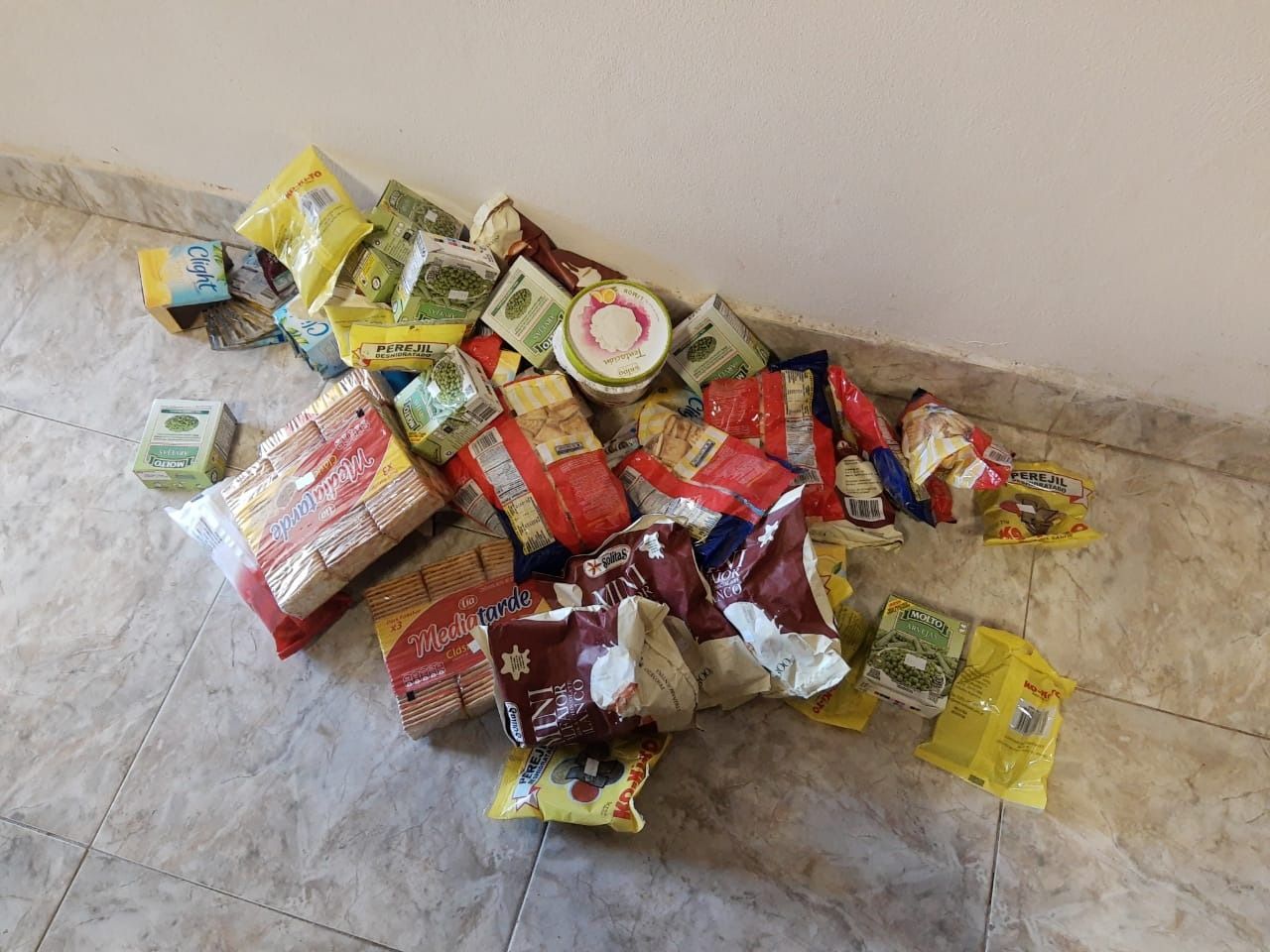 Infraccionaron a dos comercios por comercializar alimentos vencidos o sin inscribir