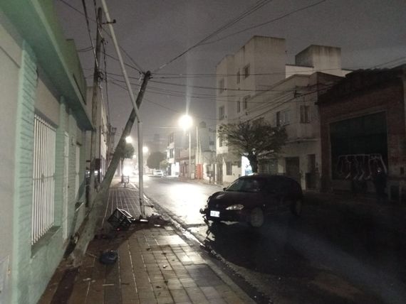 Perdió el control de su auto e impactó contra un poste eléctrico en 9 de Julio al 1200