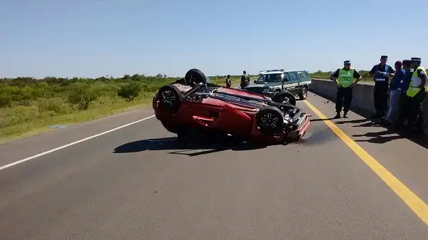 Un auto volcó y quedó en el medio de la ruta 14