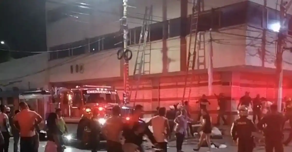 ¡22 HERIDOS LA MAYORÍA POLICÍAS! Incendio en hotel de Barranquilla causa PÁNICO