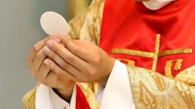 Niegan la comunión a nena con síndrome de Down