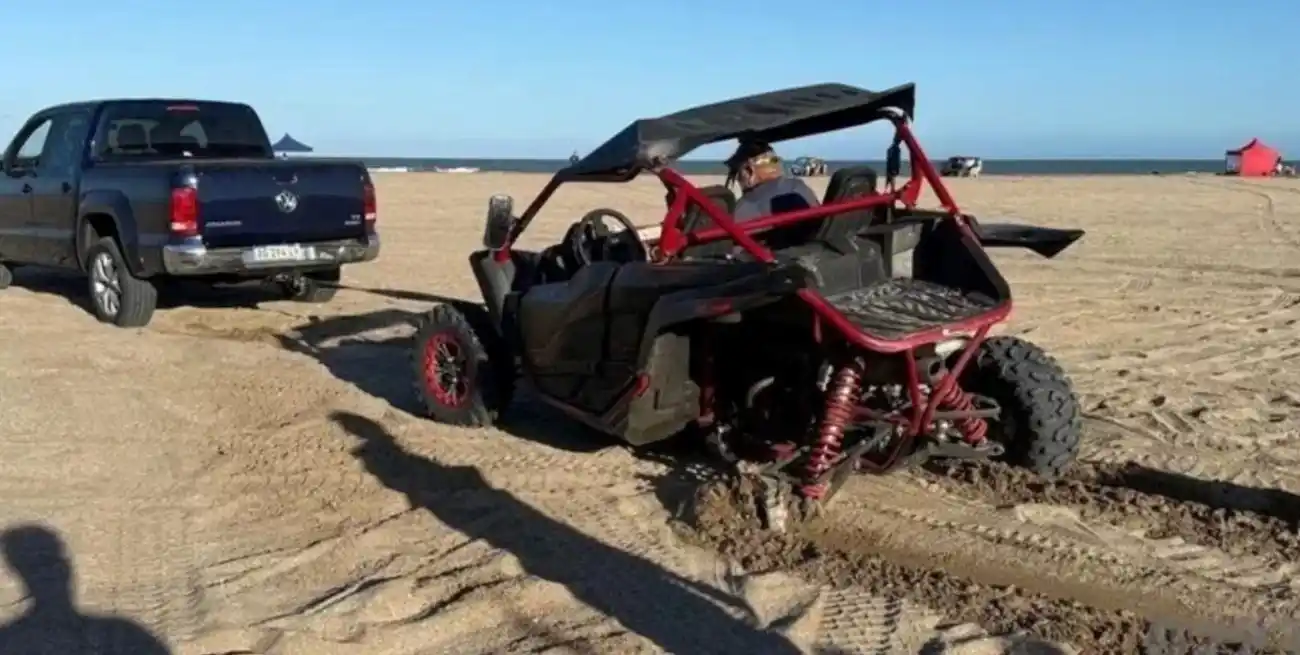 Una joven de 25 años quedó en terapia intensiva tras volcar con un UTV en los médanos de Villa Gesell