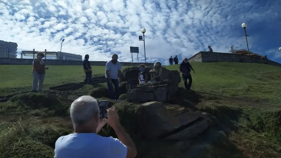 El furor de la estatua misteriosa 