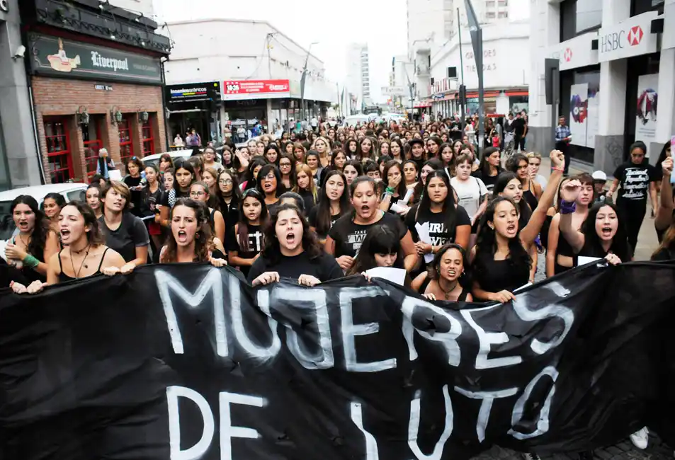 Vestidas de luto, estudiantes marcharon en contra de los femicidios