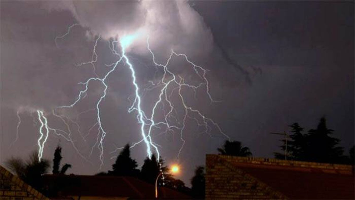 SERVICIO EL�0CTRICO: CONSECUENCIAS DE LA TORMENTA