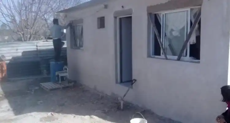 Perdieron todo en un incendio y un vecino les construyó la casa con materiales que aportó la Municipalidad