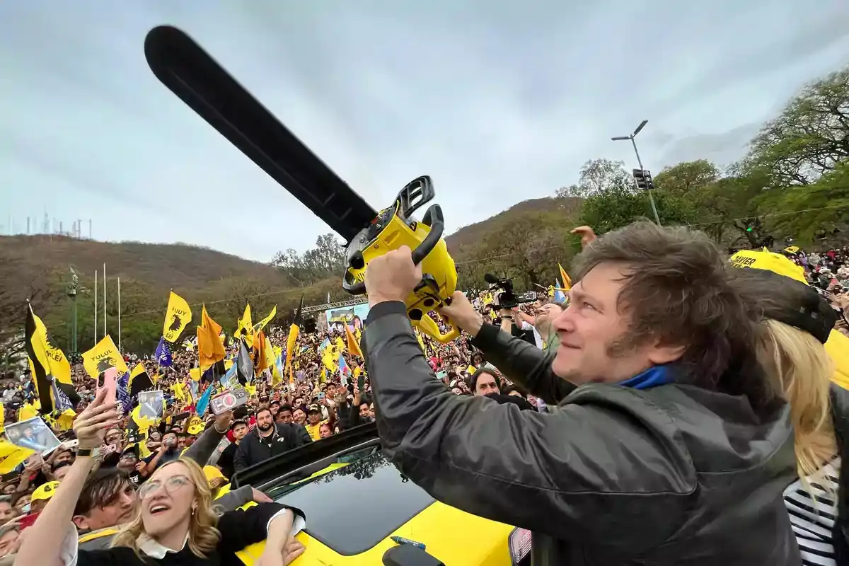 El presidente Javier Milei durante una manifestación, con la motosierra como símbolo de su plan de reforma y reducción del Estado.