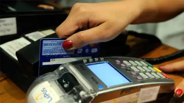 Comprar con tarjetas y en 12 cuotas puede tener un costo financiero del 260%
