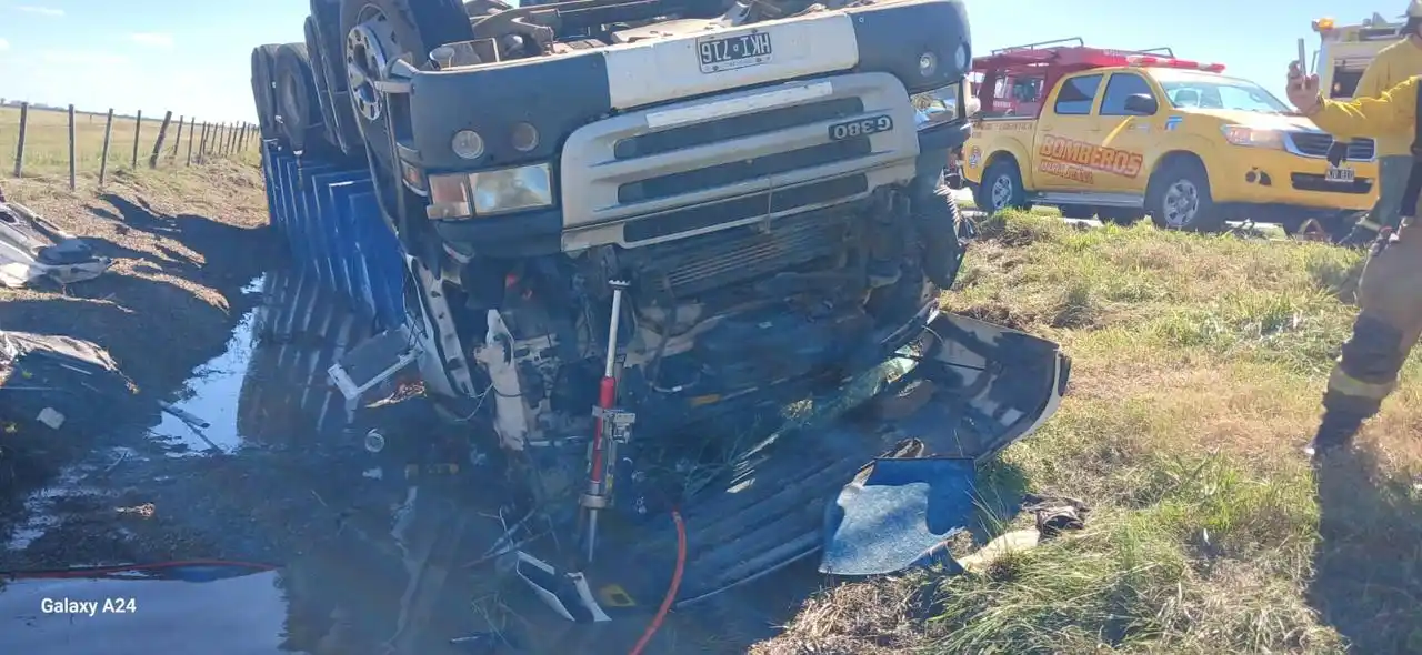 Fuertísimo accidente en la Ruta Nacional 19 terminó con un camionero atrapado: los bomberos lo tuvieron que rescatar
