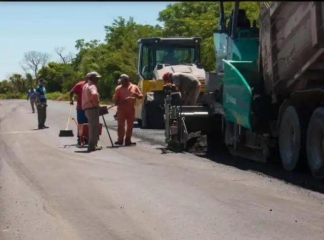 Comenzó la colocación de asfalto en el acceso oeste a Enrique Carbó