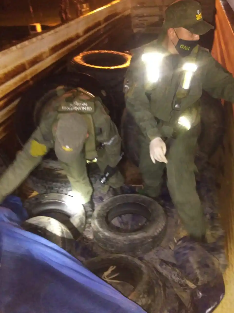 Circulaba en un camión con 24 neumáticos nuevos de contrabando