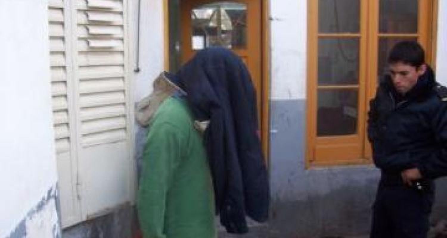 Idas y vueltas en el traslado del presunto violador