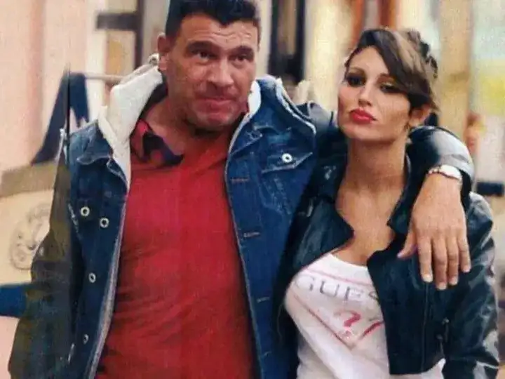 El detenido y Vicky Xipolitakis.