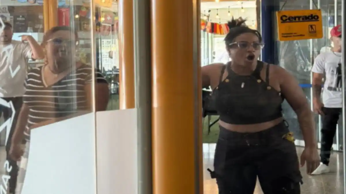 ¡EL MUNDO AL REVÉS! Condecoraron a mujeres que insultaron a María Corina y Edmundo cuando almorzaban en restaurante (VIDEO)