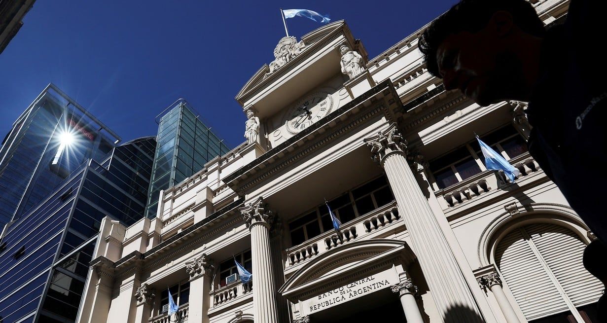 El gobierno libertario anunció que el BCRA acordó una operación con cinco bancos internacionales, a los cuales les entregó bonos Bopreal como garantía a cambio de un crédito a dos años y cuatro meses de plazo, a una tasa de 8,8% anual. REUTERS/Agustin Marcarian