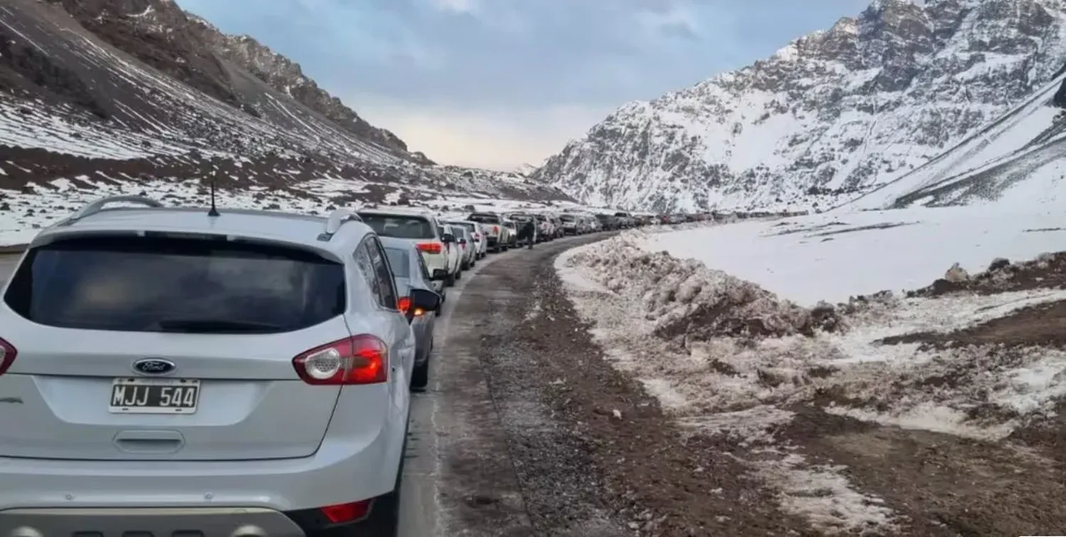 Largas filas para cruzar a Chile.