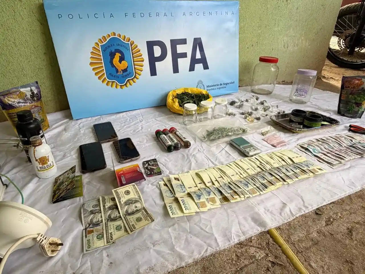 Durante los procedimientos fue detenido un hombre, mientras que una mujer quedó imputada en la causa.