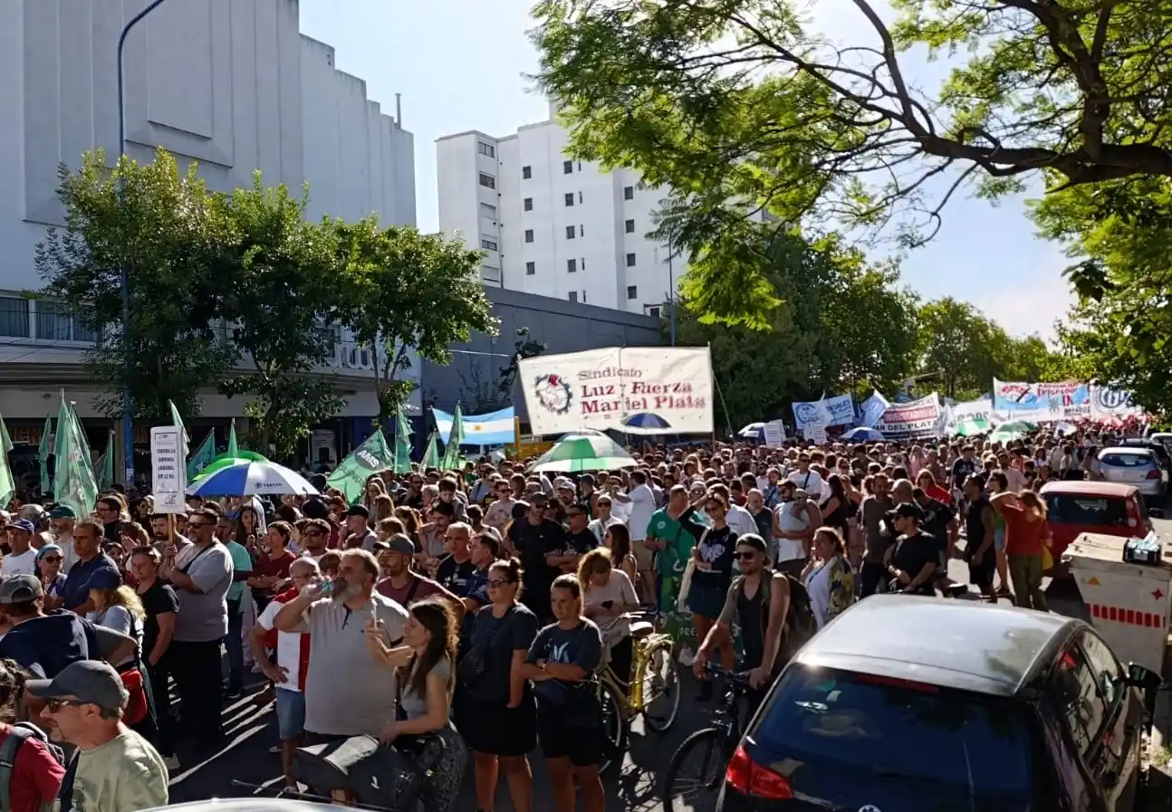 A lo largo de cuatro cuadras se pudieron ver diversos gremios y agrupaciones marchando contra la reforma laboral.