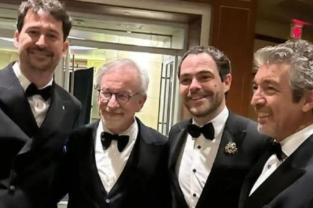 La foto de Steven Spielberg junto a Ricardo Darín, Peter Lanzani y Santiago Mitre