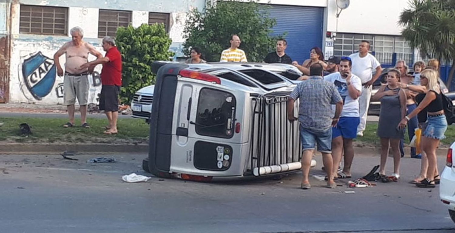 Impactante choque y vuelco en Champagnat