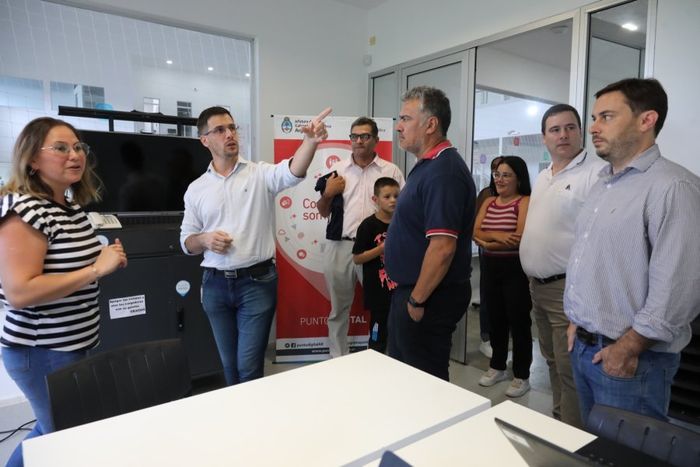 Viotti y parte de su equipo recorren el lugar