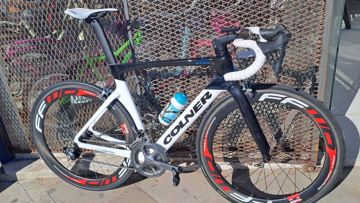 Una de las mountain bike robada es marca Colner.
