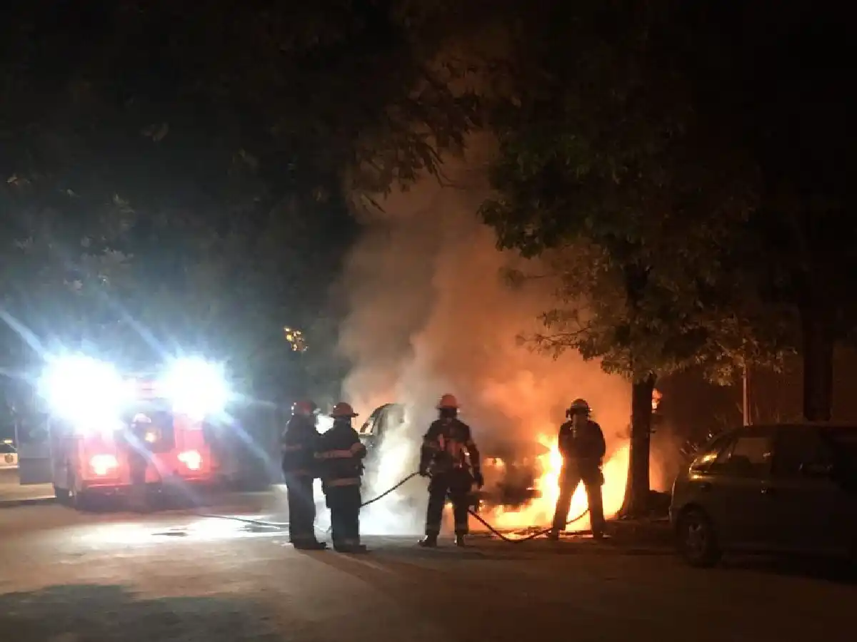 Un incendio destruyó una camioneta en barrio Jardín