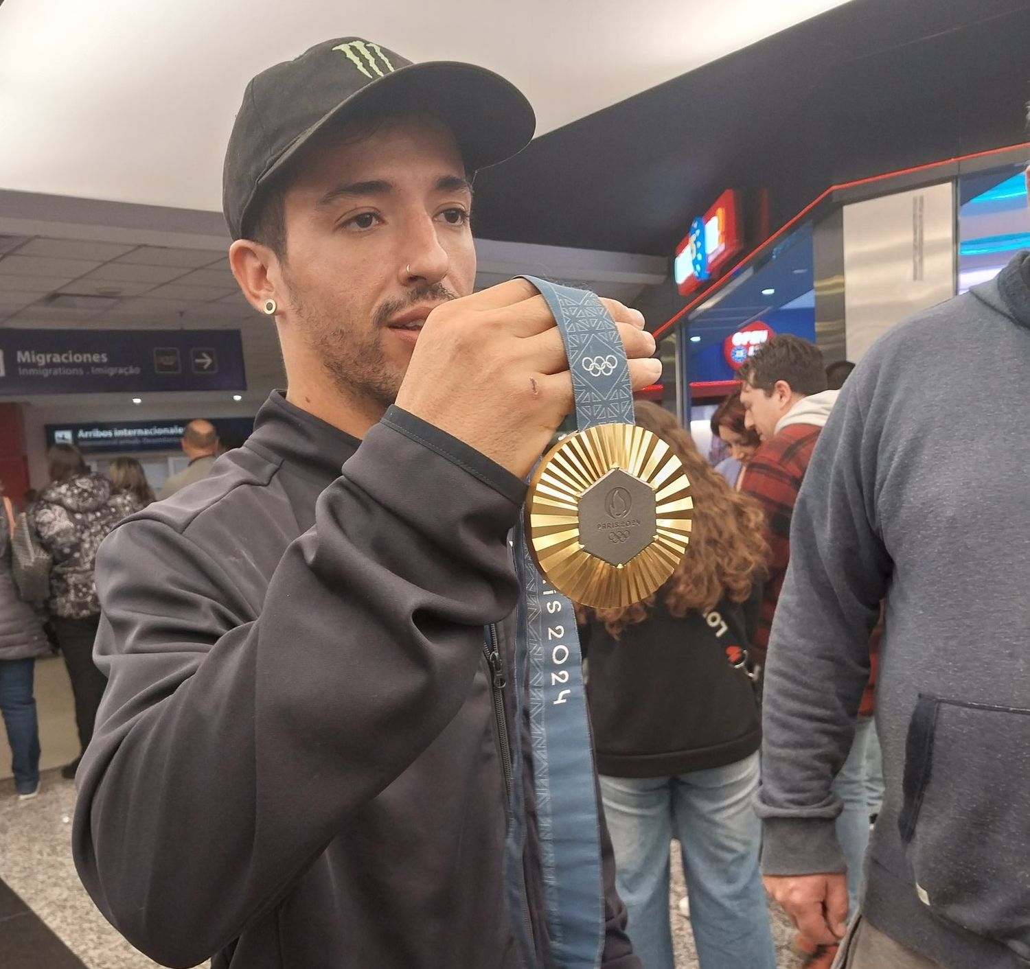 El "Maligno" Torres, medalla de oro en BMX, llegó al país.