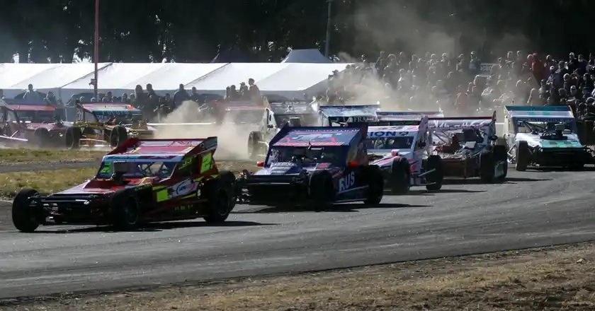 FOTO MIGUELANGEL Álvarez y Costas, adelante del grupo de Mar y Sierras B en Tres Arroyos