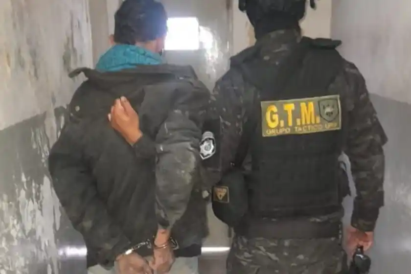 Salía de robar una casa en zona sur, lo descubrió la policía y fue detenido
