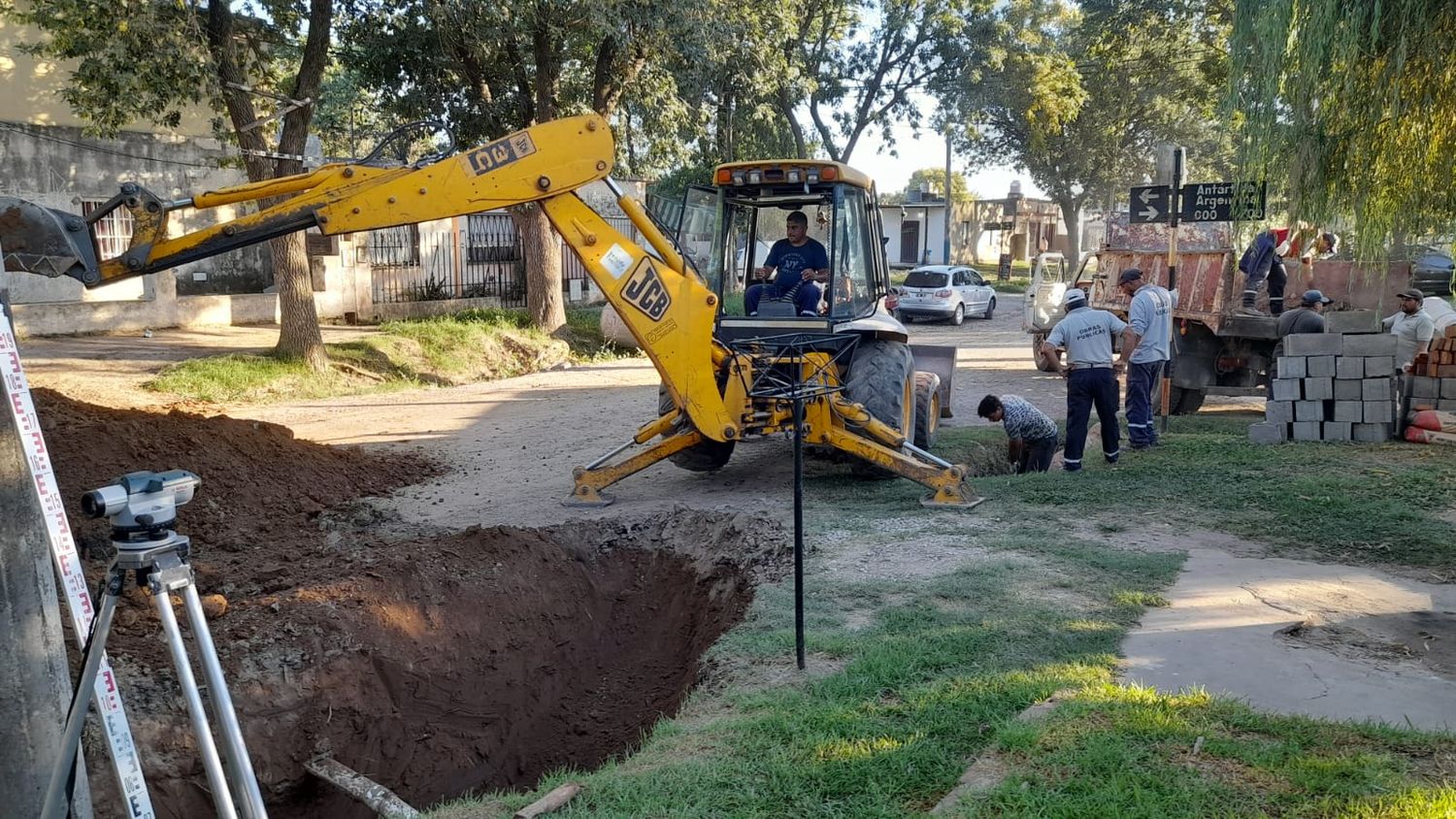 Preparativos para el tendido de cañerías de desagüe en calle Matheu.