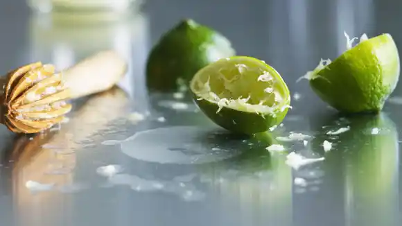 Desinfectante natural con cáscaras de limón: tres opciones para limpiar tu hogar (+Video)