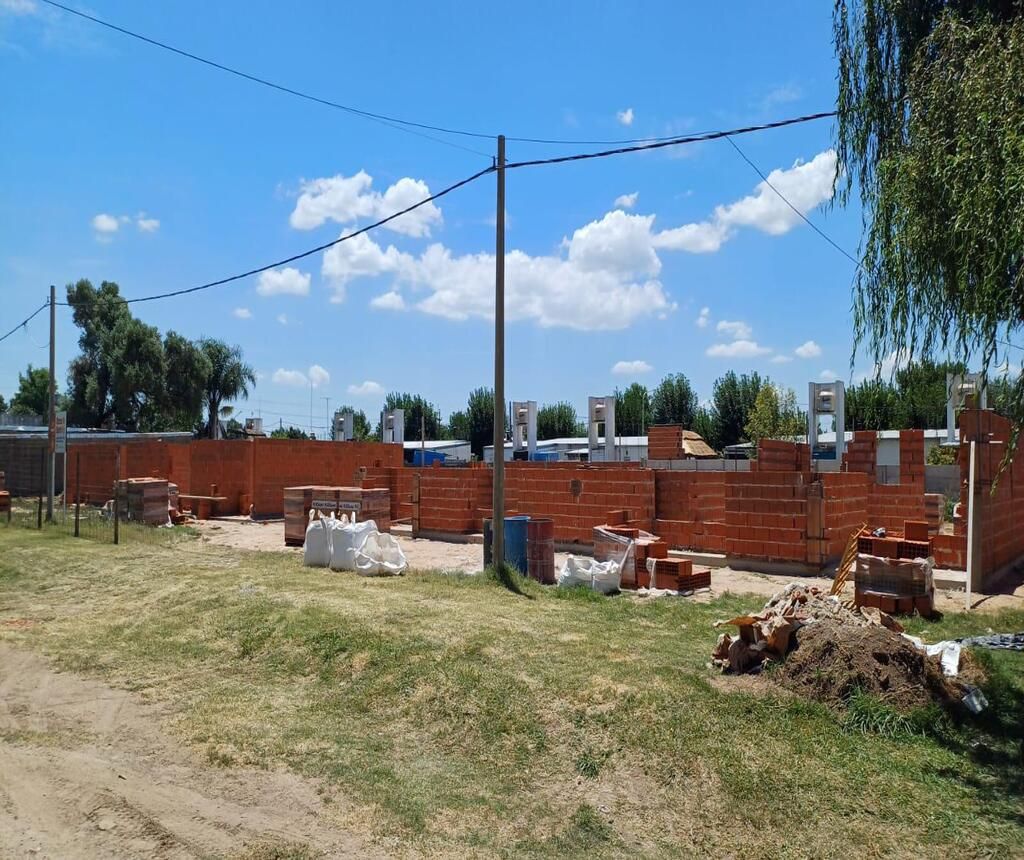 Las casas se levantan en el predio delimitado por las calles Belgrano, Juan Carlos Bosco, Córdoba y parte sobre Moreno.