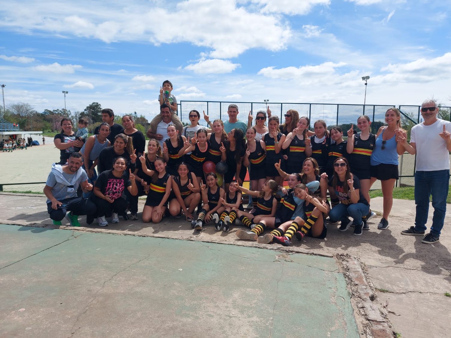 El plantel campeón junto a familiares y allegados.