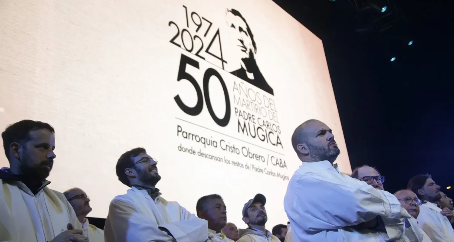 Miles de fieles asisten a una misa en el Luna Park para homenajear al padre Carlos Mujica al cumplirse 50 años de su asesinato.