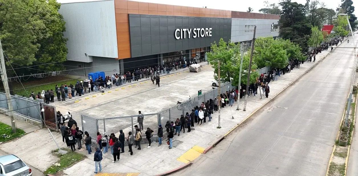 Moreno: una multitud hizo largas filas bajo la lluvia para conseguir uno de los 30 puestos de trabajo en un bazar